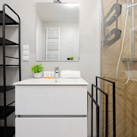 Appartement Comfortable With Parking By Renters Warschau
