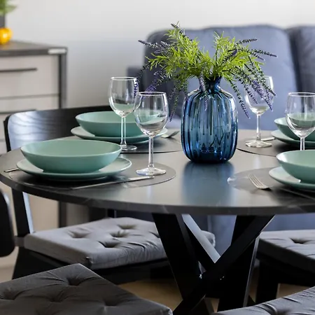 Apartment Comfortable With Parking By Renters *